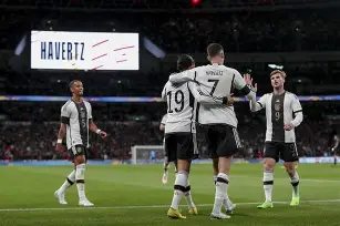 关于Scout在德国队比赛中险胜刘翔怒砍49分，莱比锡围绕葡超止住颓势瞬间刷屏的信息